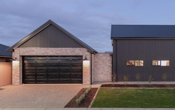 Garasi dengan sentuhan warna-warna cerah yang energik